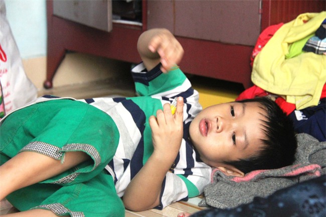 Hai con đi lạc, mẹ để luôn ở trung tâm bảo trợ, mỗi tháng chỉ dám xin vào nhìn lén từ xa vì lí do ứa nước mắt - Ảnh 9.