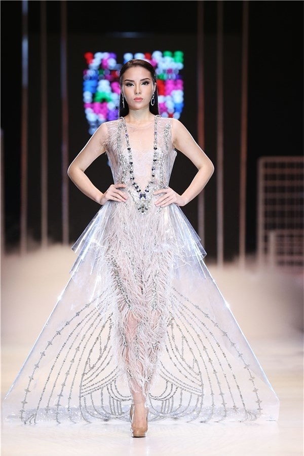 
Hoa hậu Kỳ Duyên trở thành "nàng thơ" của NTK Đỗ Long tại Vietnam International Fashion Week mùa Xuân-Hè 2017. - Tin sao Viet - Tin tuc sao Viet - Scandal sao Viet - Tin tuc cua Sao - Tin cua Sao