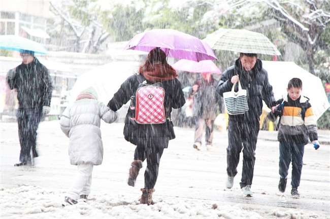 Cảnh tượng lạnh đầy khắc nghiệt tại Trung Quốc: Chị em phụ nữ quấn chăn, bịt kín lái xe máy đi làm - Ảnh 7.