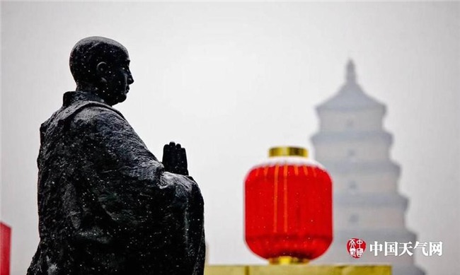 Cảnh tượng lạnh đầy khắc nghiệt tại Trung Quốc: Chị em phụ nữ quấn chăn, bịt kín lái xe máy đi làm - Ảnh 10.