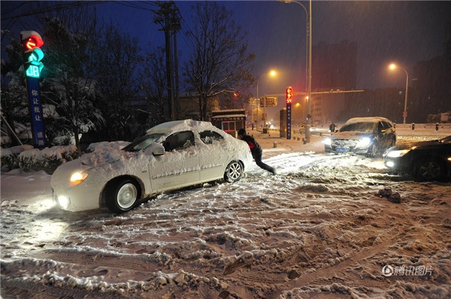 Cảnh tượng lạnh đầy khắc nghiệt tại Trung Quốc: Chị em phụ nữ quấn chăn, bịt kín lái xe máy đi làm - Ảnh 17.
