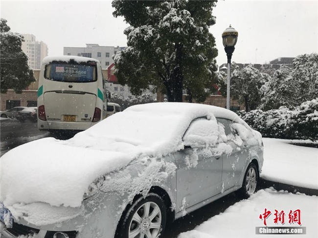 Cảnh tượng lạnh đầy khắc nghiệt tại Trung Quốc: Chị em phụ nữ quấn chăn, bịt kín lái xe máy đi làm - Ảnh 20.