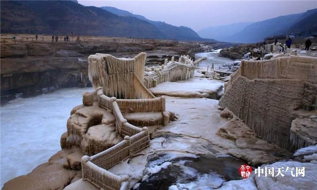 Cảnh tượng lạnh đầy khắc nghiệt tại Trung Quốc: Chị em phụ nữ quấn chăn, bịt kín lái xe máy đi làm - Ảnh 24.