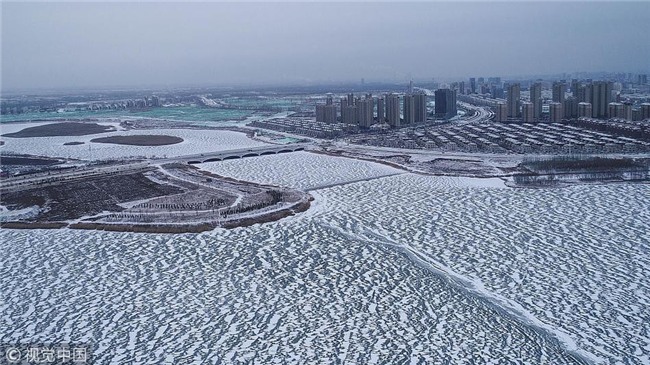 Cảnh tượng lạnh đầy khắc nghiệt tại Trung Quốc: Chị em phụ nữ quấn chăn, bịt kín lái xe máy đi làm - Ảnh 26.