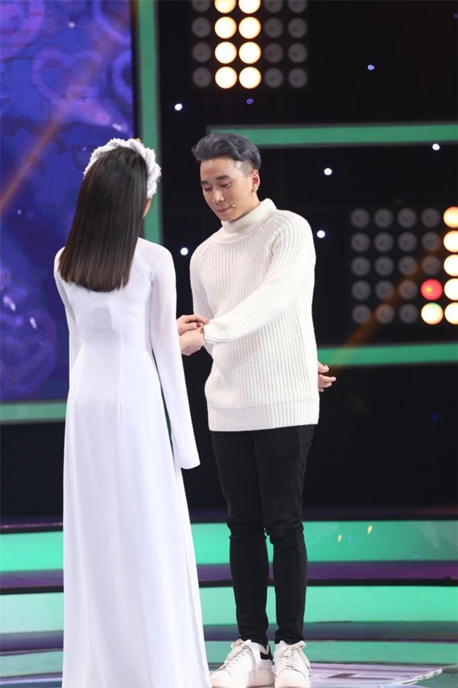 vi yeu ma den: nu sinh xinh dep khien ca 8 soai ca "say du du” tren san khau - 2