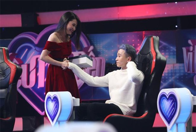 vi yeu ma den: nu sinh xinh dep khien ca 8 soai ca "say du du” tren san khau - 3