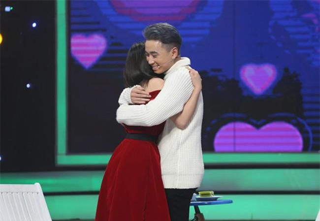 vi yeu ma den: nu sinh xinh dep khien ca 8 soai ca "say du du” tren san khau - 4