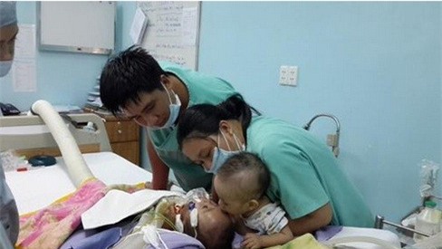 Bức ảnh HOT nhất hôm nay: Nụ hôn vĩnh biệt khiến triệu người rơi lệ-3