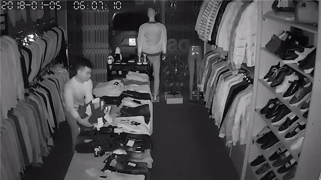 Hưng Yên: Thanh niên lái ô tô đi ăn trộm hơn 100 chiếc quần bò - Ảnh 3.