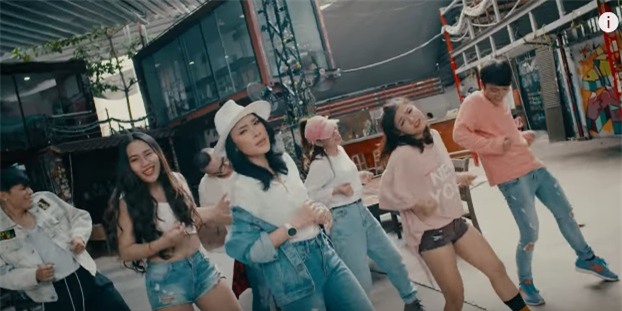 Áo denim phối giầy high heels đinh tán, Mỹ Tâm hóa quý cô retro chất chơi trong MV mới-3