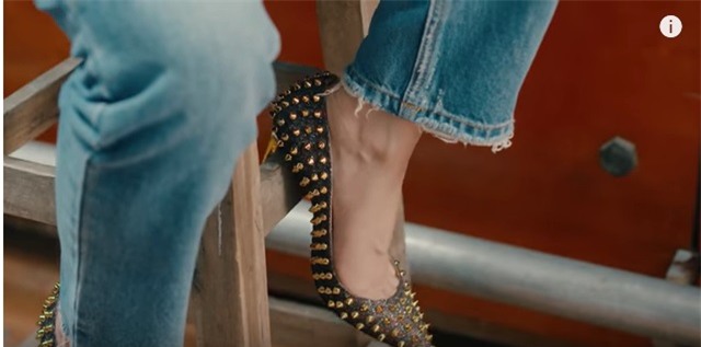 Áo denim phối giầy high heels đinh tán, Mỹ Tâm hóa quý cô retro chất chơi trong MV mới-4