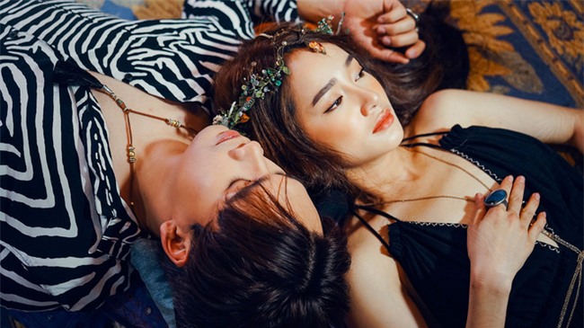 Nhã Phương bất ngờ ăn vận sexy, khoe lưng trần gợi cảm bên người yêu Nguyễn Trần Trung Quân - Ảnh 1.