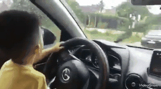 Dân mạng kịch liệt lên án người mẹ trẻ cho con lái xe ô tô, vần vô lăng như người lớn - Ảnh 1.