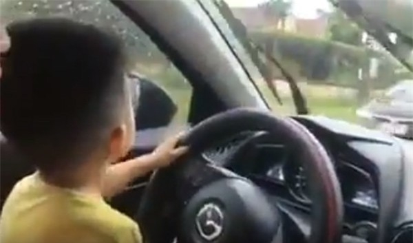 Dân mạng kịch liệt lên án người mẹ trẻ cho con lái xe ô tô, vần vô lăng như người lớn - Ảnh 2.