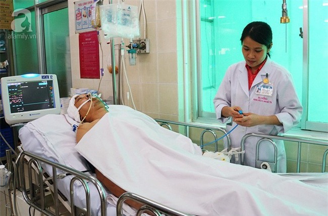 Mẹ đơn thân cạn nước mắt chăm con bị tai nạn nguy kịch vì dừng lại cứu người - Ảnh 4.