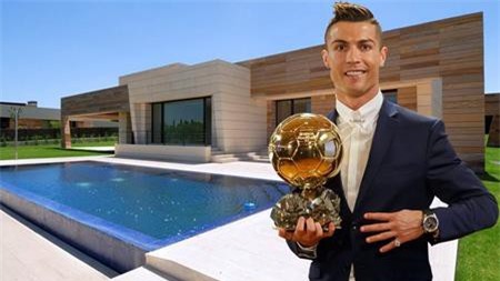 Để thuận tiện thi đấu và tập luyện cùng câu lạc bộ Real Madrid, C.Ronaldo sớm đã sắm sửa một dinh thự ở thủ đô Madrid, Tây Ban Nha.