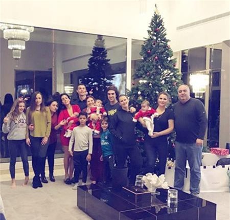 Giáng sinh vừa qua, cả đại gia đình C.Ronaldo đã quây quần bên nhau và trang trí một cây thông Noel rực rỡ.
