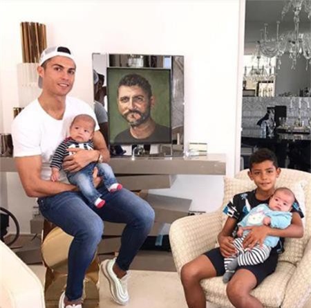 Người cha quá cố José Dinis Aveiro cũng được C.Ronaldo tưởng nhớ.
