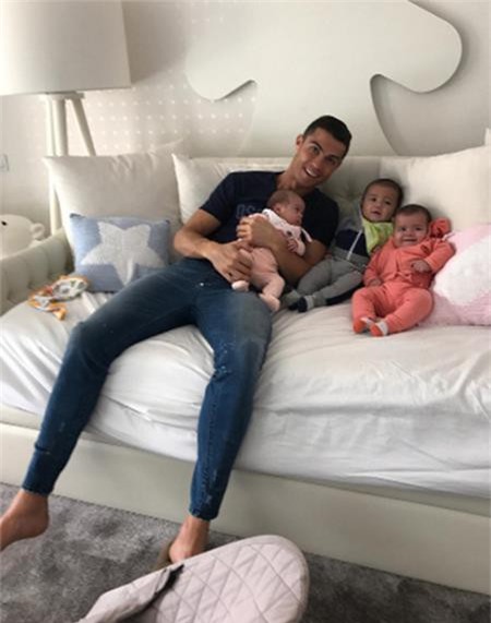 Còn đây là phòng dành cho đàn con thơ của CR7 với sắc trắng tinh khôi.