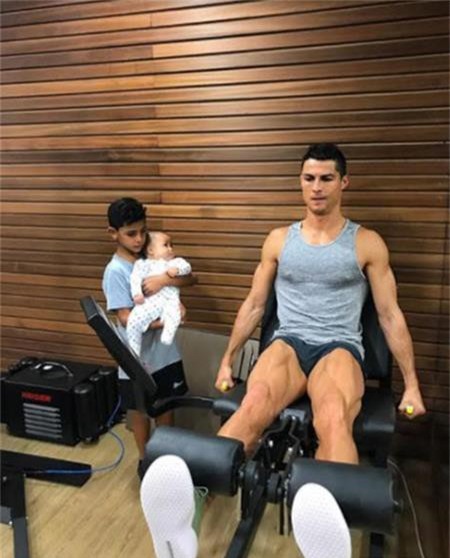 Trong siêu dinh thự đồ sộ, CR7 còn có một góc riêng để tập gym và các cậu con trai luôn dõi theo những giờ phút tập luyện của ông bố nổi tiếng.