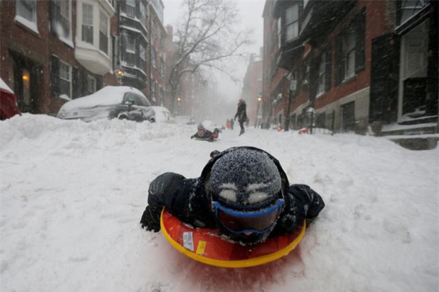 Tại một số khu vực, tuyết rơi dày tới 40 cm và đường phố trở thành khu trượt tuyết của nhiều trẻ em. (Ảnh: Reuters)