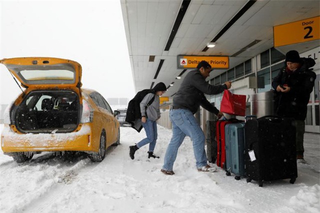Gần 5.000 chuyến bay đã bị hủy sau khi “bom bão tuyết” đổ bộ. Trong ảnh: Sân bay LaGuardia chìm trong màu trắng của tuyết. (Ảnh: Reuters)
