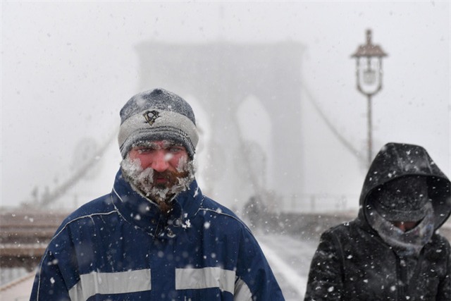 Truyền thông Mỹ đưa tin một người đàn ông 64 tuổi ở bang Ohio đã bị chết cóng ngay trước hiên nhà khi nhiệt độ giảm sâu hôm 3/1. Trong ảnh: Tuyết đóng băng trên gương mặt một người đi bộ tại cây cầu Brooklyn ở thành phố New York. (Ảnh: Reuters)