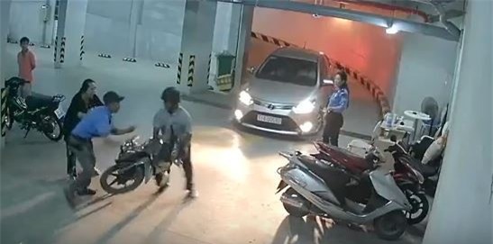 Lời khai của bảo vệ đánh gãy mũi nhà thơ 68 tuổi ở chung cư Saigon Metro Park - Ảnh 1.