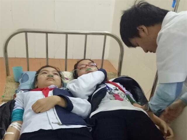 Hàng loạt học sinh cấp cứu do khí thải của nhà máy thép Việt-Nhật