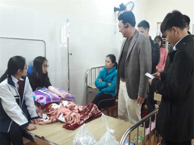 Hàng loạt học sinh cấp cứu do khí thải của nhà máy thép Việt-Nhật