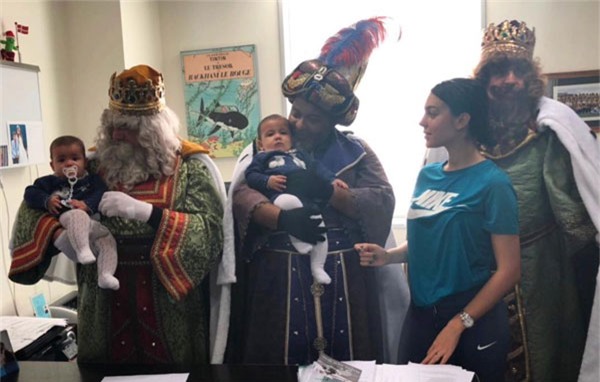 Hai con sinh đôi của C. Ronaldo được các vị vua của Los Reyes Magos tặng quà. Ảnh: NS.