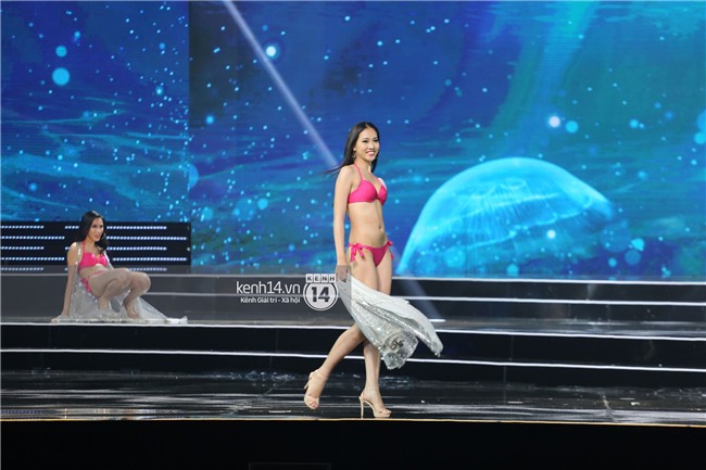 Thí sinh Hoa hậu Hoàn vũ Việt Nam bất ngờ trượt ngã giữa sân khấu khi trình diễn áo tắm - Ảnh 4.