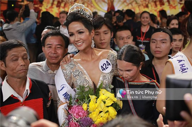 bo me tan hoa hau mac trang phuc nguoi e de, gian di lan dau xuat hien cung con gai - 1