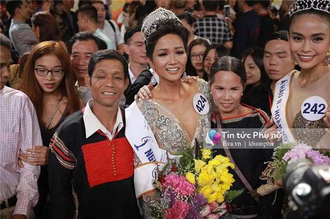 bo me tan hoa hau mac trang phuc nguoi e de, gian di lan dau xuat hien cung con gai - 2