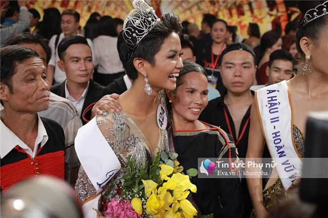 bo me tan hoa hau mac trang phuc nguoi e de, gian di lan dau xuat hien cung con gai - 3