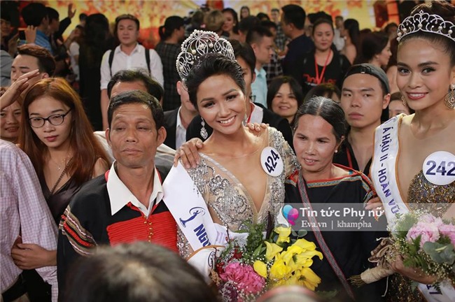 bo me tan hoa hau mac trang phuc nguoi e de, gian di lan dau xuat hien cung con gai - 4