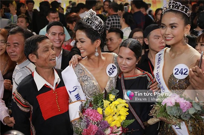 bo me tan hoa hau mac trang phuc nguoi e de, gian di lan dau xuat hien cung con gai - 5