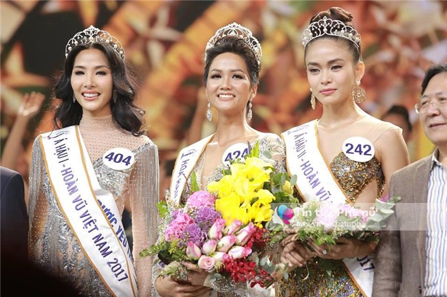 bo me tan hoa hau mac trang phuc nguoi e de, gian di lan dau xuat hien cung con gai - 7