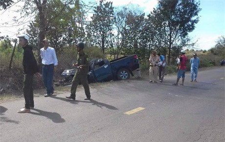 Xe ban tai lao vao goc cay khi di dam cuoi, 1 nguoi chet, 4 bi thuong hinh anh 1