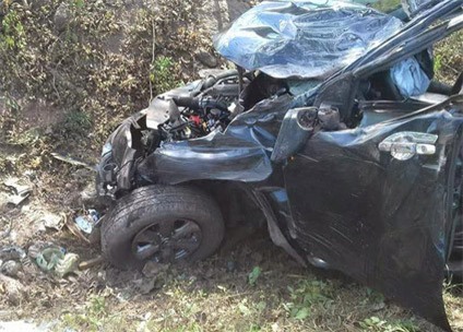 Xe ban tai lao vao goc cay khi di dam cuoi, 1 nguoi chet, 4 bi thuong hinh anh 2