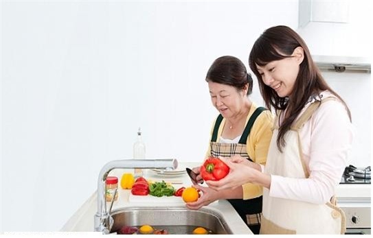 Đêm đó, chính mẹ chồng đã soi đèn pin dẫn tôi chạy trốn khỏi chính chồng mình - Ảnh 1.