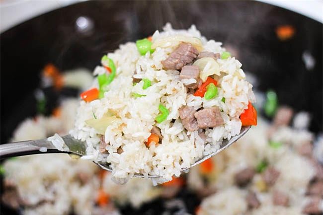 com rang thit bo don gian, de nau ma ngon mieng cho bua sang - 5