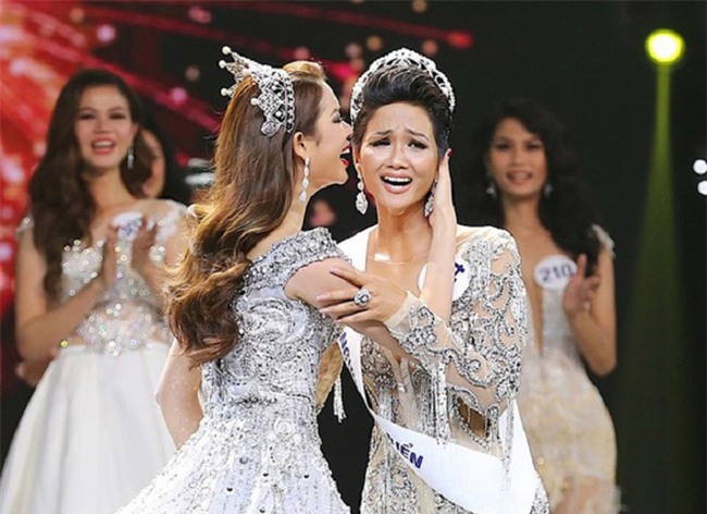 Cận cảnh vẻ nóng bỏng của Tân Hoa hậu Hoàn vũ Việt Nam Hhen Niê - Ảnh 1.