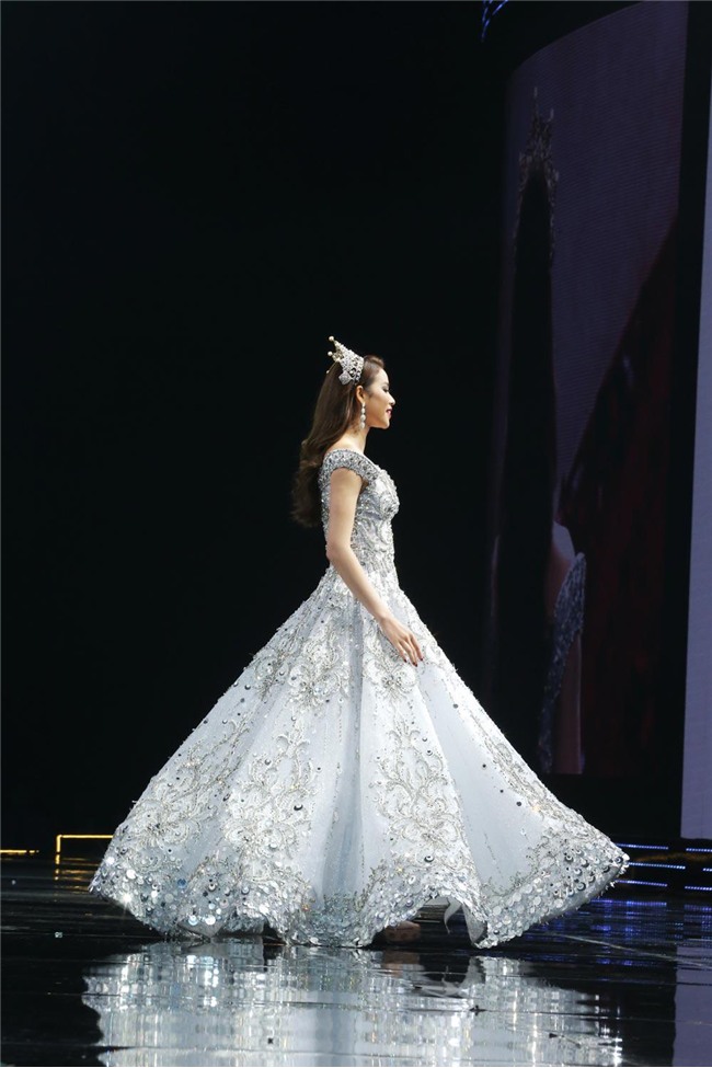 can canh chiec vay co tich cua pham huong phai can den 7 nguoi ho tro de mac vao - 2