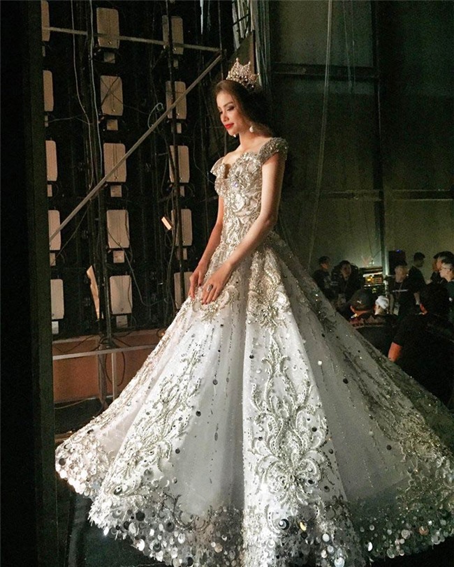 can canh chiec vay co tich cua pham huong phai can den 7 nguoi ho tro de mac vao - 3