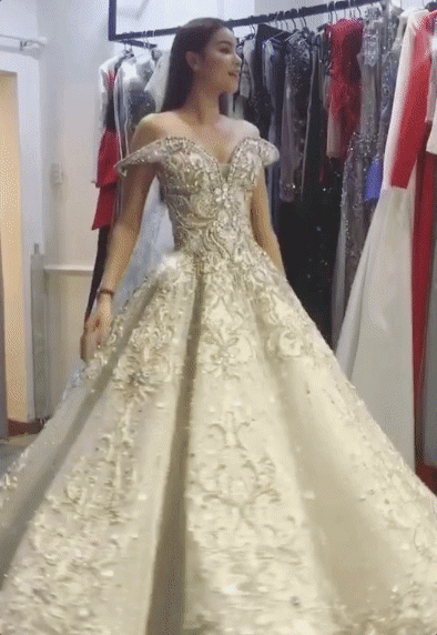 can canh chiec vay co tich cua pham huong phai can den 7 nguoi ho tro de mac vao - 4