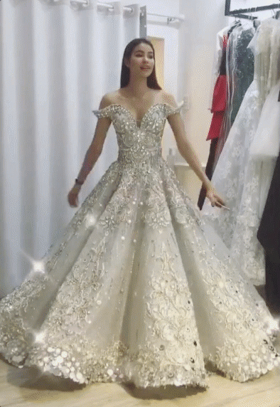 can canh chiec vay co tich cua pham huong phai can den 7 nguoi ho tro de mac vao - 6