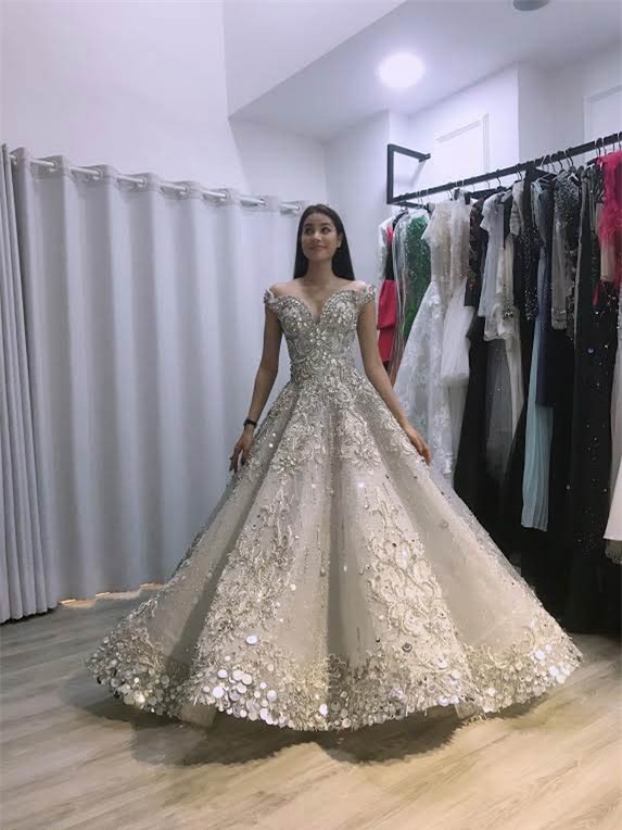 can canh chiec vay co tich cua pham huong phai can den 7 nguoi ho tro de mac vao - 8