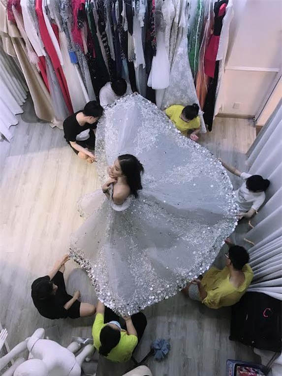 can canh chiec vay co tich cua pham huong phai can den 7 nguoi ho tro de mac vao - 9