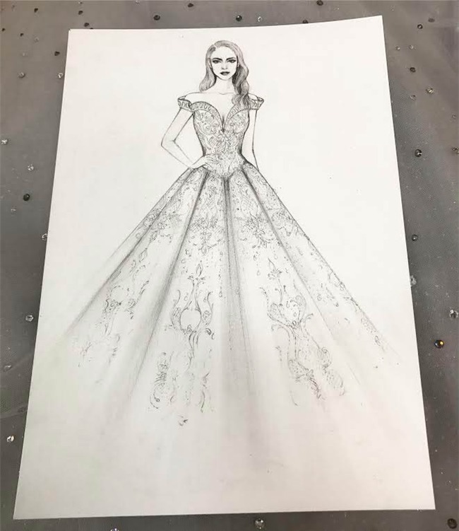 can canh chiec vay co tich cua pham huong phai can den 7 nguoi ho tro de mac vao - 11